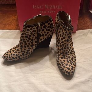 Isaac Mizrahi Women's Black and Tan Ankle Booties